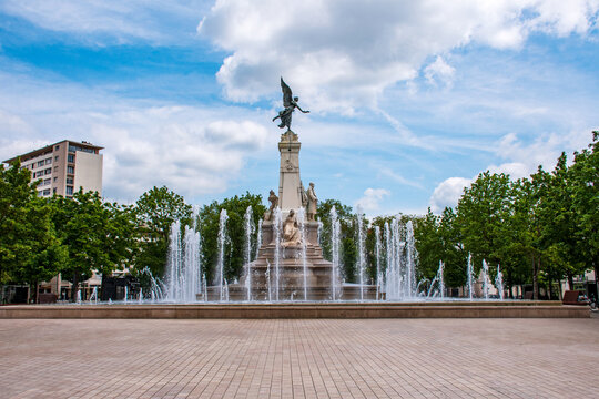 Monument Sadi Carnot Place de la Republique Situated in a busy square in Central Dijon
