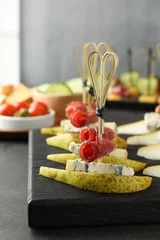 Poster Tasty canapes with pears, blue cheese and prosciutto on grey table, closeup © New Africa