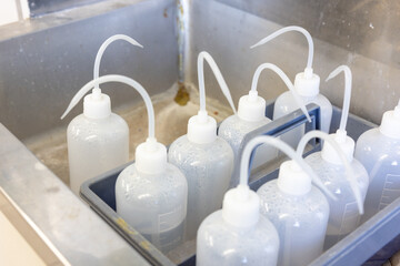学校の理科室教育現場実験室流しに出されたプラスチック容器