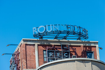 Fototapeta premium rooftop sign at Roundhouse Park and The Rec Room, a restaurant, located at 255 Bremner Boulevard in Toronto, Canada
