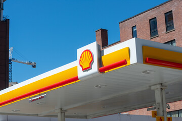Fototapeta premium exterior pavilion of Shell gas station located at 38 Spadina Avenue in Toronto, Canada