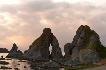Fototapeta na wymiar 佐渡島の夫婦岩