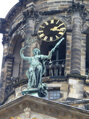 Horloge et statue église Amsterdam