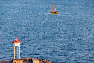 Passage d'un vieux voilier devant le phare d'entrée du port de Port Vendres