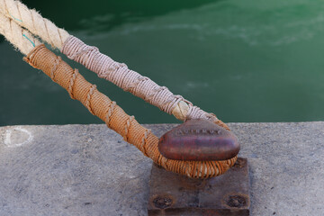 amarre de bateau avec cordage sur bite d'amarrage dans un port