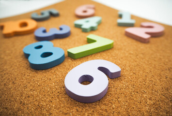 カラフルな木製の数字「6」