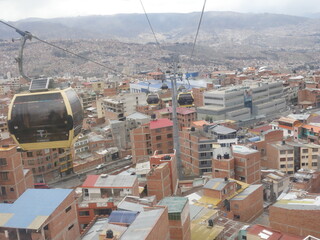Teleférico amarillo en La Paz, Bolivia
