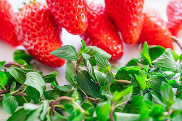 ペパーミントの葉とイチゴ