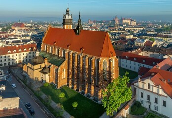 Gotycka Bazylika Bożego Ciała w Krakowie z lotu ptaka o poranku