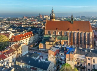 Gotycka Bazylika Bożego Ciała w Krakowie z lotu ptaka o poranku