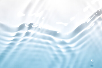 The clear blue surface of the water gradients from light to dark. - obrazy, fototapety, plakaty