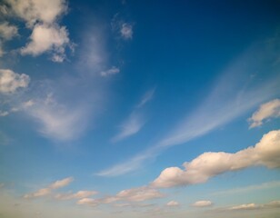 Blauer Himmel mit ein paar weißen Wolken als Hintergrund - obrazy, fototapety, plakaty