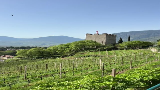 Fr&uuml;hlingszauber in Meran: Entdecken Sie den Tappeinerweg und den Pulverturm unter strahlend blauem Himmel in S&uuml;dtirol