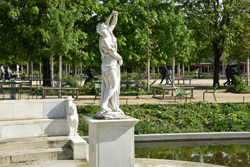 Statue en marbre au jardin des Tuileries à Paris. France