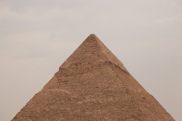 the pyramids of egypt , the pyramid of khufu is the largest pyramid in giza governorate  - obrazy, fototapety, plakaty