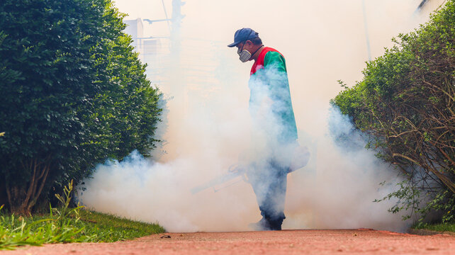 Aplicador fazendo nebuliza&ccedil;&atilde;o para o combate ao mosquito aedes aegypti