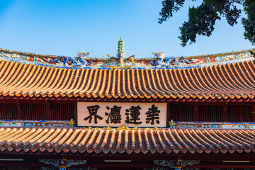 Fototapeta na wymiar The Dragon and Pagoda on the roof of the main hall of Kaiyuan Temple in Quanzhou, Fujian, China
