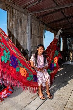 joven guajira de la etnia wayuu, quienes viven al norte de Colombia, tienen su propia cultura, su lengua, sus comidas, sus costumbres, sus vestidos etc. 