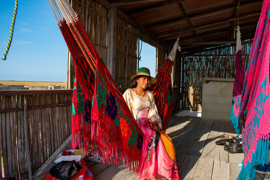 MILCA, joven guajira de la etnia wayuu, quienes viven al norte de Colombia, tienen su propia cultura, su lengua, sus comidas, sus costumbres, sus vestidos etc. 