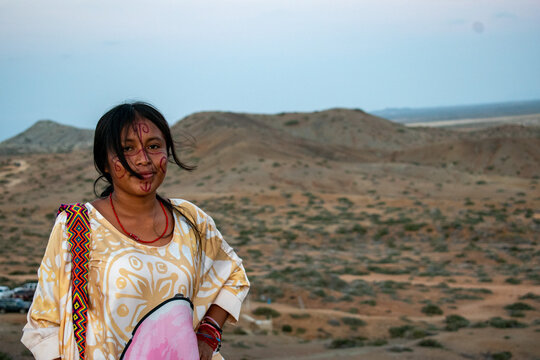 joven guajira de la etnia wayuu, quienes viven al norte de Colombia, tienen su propia cultura, su lengua, sus comidas, sus costumbres, sus vestidos etc. 