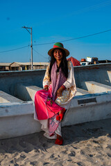 mujer indígena de la etnia wayuu, posando para mi lente en la alta guajira, en el cabo de la vela,...