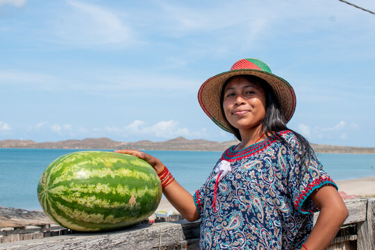 joven guajira de la etnia wayuu, quienes viven al norte de Colombia, tienen su propia cultura, su lengua, sus comidas, sus costumbres, sus vestidos etc. 
