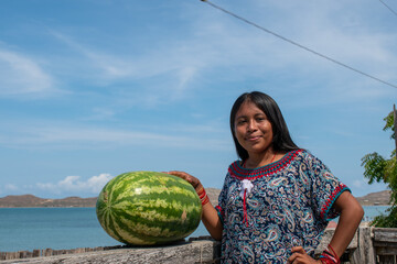 joven guajira de la etnia wayuu, quienes viven al norte de Colombia, tienen su propia cultura, su...