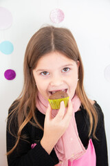 Niña comiendo un muffin