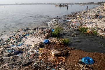 une plage polluée dans le quartier de Hahn pêcheur à Dakar au Sénégal en Afrique