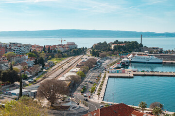 Widok na zatokę i port przy stacji w mieście Split na Chorwacji | View of the bay and harbor at...