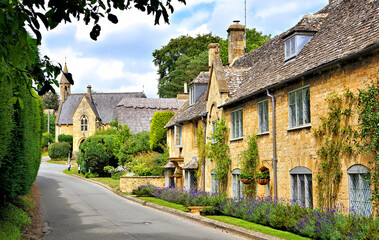 Beautiful architecture of a charming Cotswolds village, Gloucestershire, England - obrazy, fototapety, plakaty