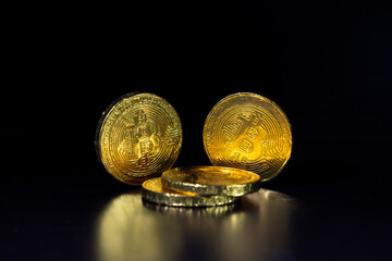Kryptowaluta Bitcoin, złote monety 