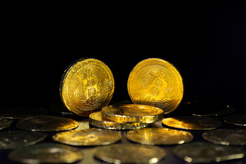 Kryptowaluta Bitcoin, złote monety  - obrazy, fototapety, plakaty