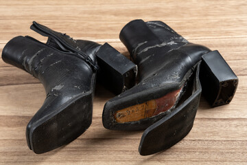 black broken high-heeled shoes for lady