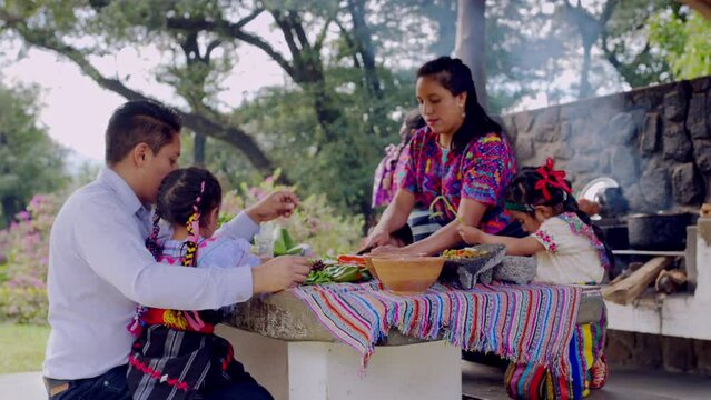 A couple of Latin parents share the experience of cooking together with their children.