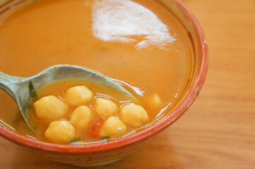 ひよこ豆が入ったモロッコの伝統的なスープ