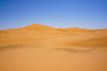 モロッコの何もないだだっ広い砂漠の風景