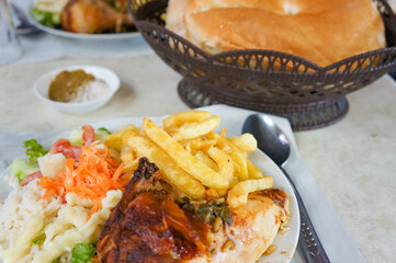 チキンとポテトと野菜の盛り合わせ