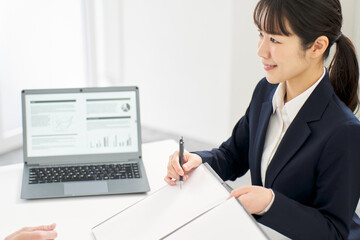 保険の案内をするビジネスウーマン