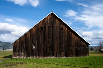 Fototapeta na wymiar Rustic wood barn in rural America, agricultural background landscape 
