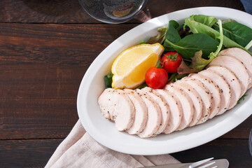 お皿に盛りつけた鶏ハム