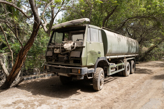 sc&egrave;ne urbaine avec un camion citerne dans la quartier p&eacute;riph&eacute;rique de Ouakam de la ville Dakar au S&eacute;n&eacute;gal en Afrique
