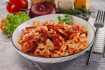 Foto auf Acrylglas Italian pasta with dry tomato © Andrei Starostin