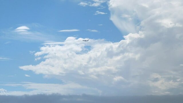 雲と飛行する飛行機