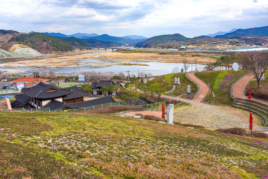 2022. 4. 2. 대한민국 경상남도 산청군에서 촬영, 생초국제조각공원에 본 경호강의 풍경-View of the Gyeongho River from Sancheong Saengcho International Sculpture Park