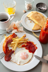 朝食　ケチャップ　目玉焼き　パンケーキ　ハチミツ　食事風景