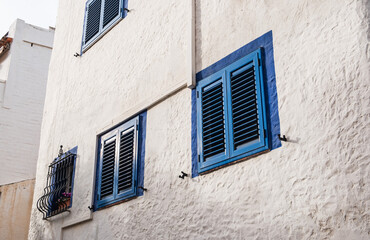 Geschlossene blaue Fensterläden an einem Haus in Sitges, Spanien