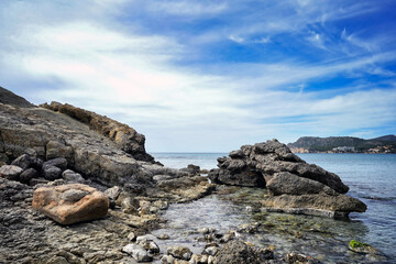 Fototapeta na wymiar Felsen und Bucht mit Blick auf das Meer