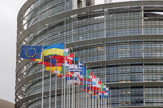 Vor dem Geb&auml;ude des Europ&auml;ischen Parlaments in Stra&szlig;burg flattern die Flaggen der 27 EU-Mitgliedsstaaten sowie die Europafahne und die Flagge der Ukraine im kr&auml;ftigen Wind.