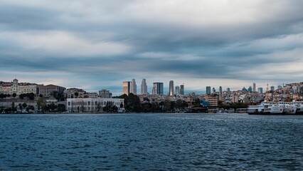 Naklejka premium Scenic view of the Bosphorus Strait against the Istanbul skyline on a cloudy day in Turkey